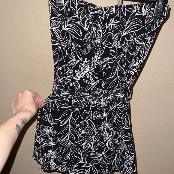 Strapless romper with leaf pattern - Picture 2 of 4